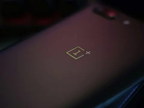 OnePlus smartphone representing the brand's shutdown from the US, Europe, and upcoming India exit in 2027