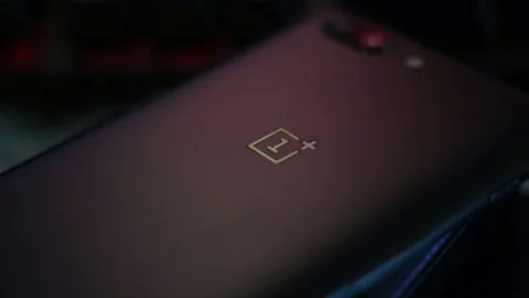 OnePlus smartphone representing the brand's shutdown from the US, Europe, and upcoming India exit in 2027