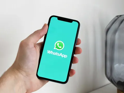 WhatsApp beta for iOS showing the backup cloud provider selection screen with WhatsApp and iCloud options