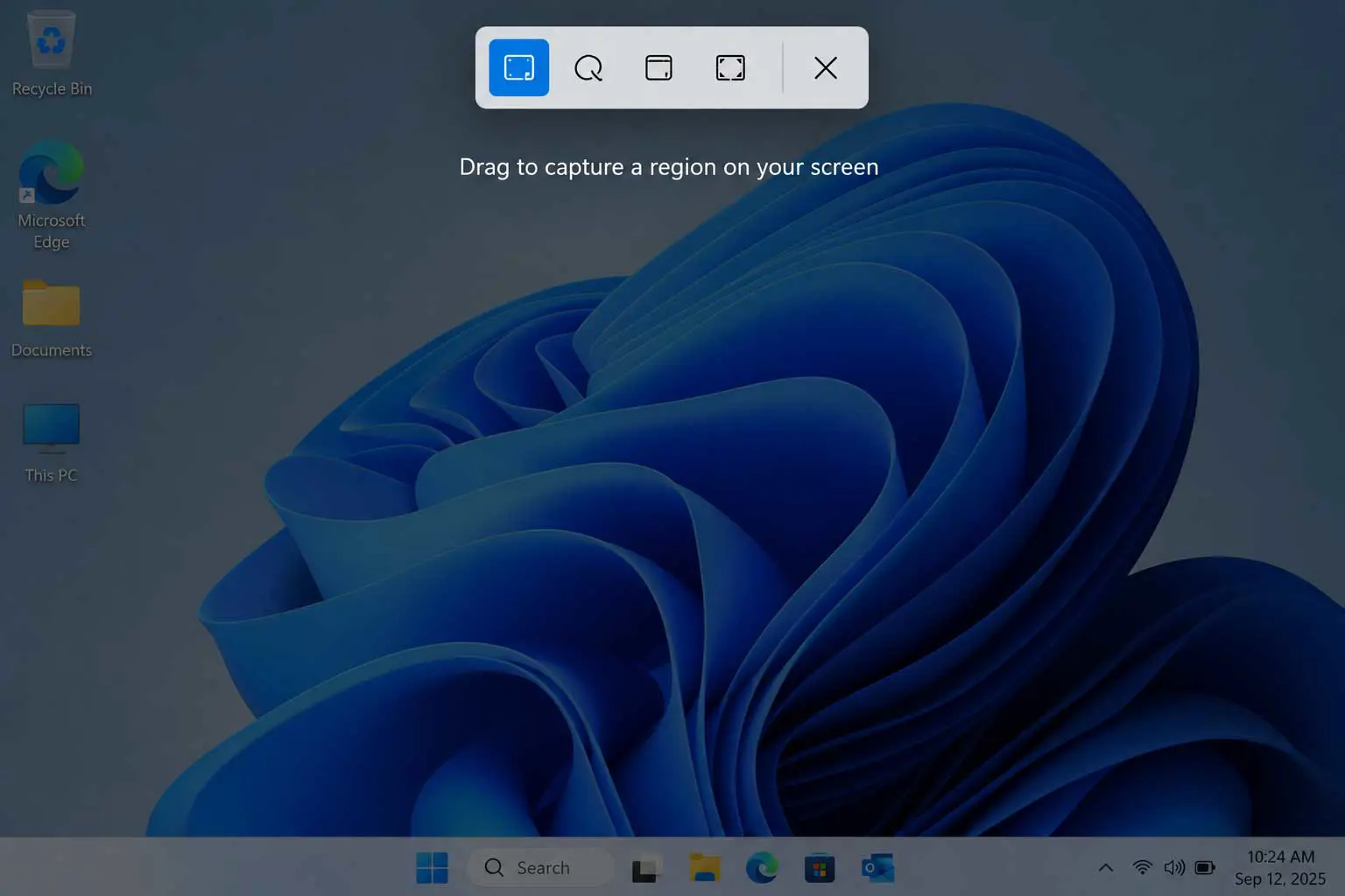 Windows 11 Snipping Tool overlay showing screenshot capture modes.